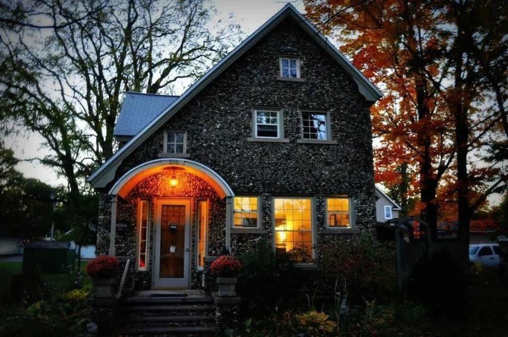Aberdeen Stone Cottage B&B Traverse City Exterior photo